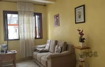 Sobrado com 02 dormitórios, living, lavabo, banheiro social,  cozinha com área d