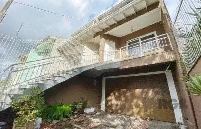 Vende-se belo sobrado com 3 quartos com suíte e 3 vagas cobertas - 182m² - vila
