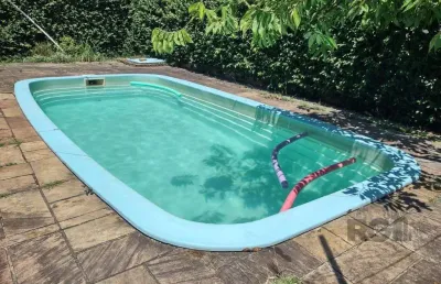 Casa de 3 dormitórios com piscina no bairro cristal.
