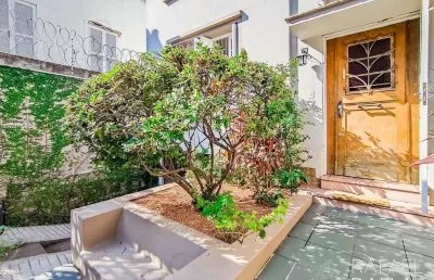 Casa impecável na lopo gonçalves com 4 dormitórios, garagem e pátio amplo