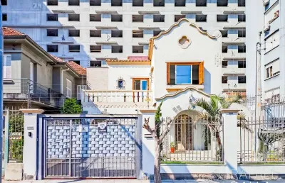 Casa com piscina e 5 vagas em frente ao zaffari na luiz afonso