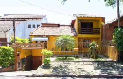 Casa 04 dormitórios, 02 suítes, living 02 ambientes
