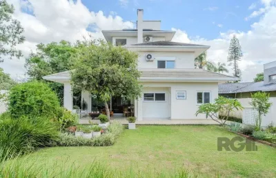 Casa semimobiliada e possui 3 suítes (sendo 1 delas master com closet e hidro)