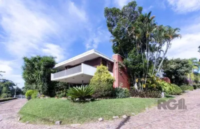 Casa com 724 m² privativos, 4 dormitórios sendo 4 suítes, 6 vagas sendo 3 cobert