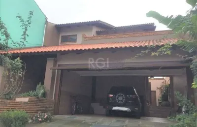 Casa de 270m² - 3 dormitórios, 1 suíte, churrasqueira, pátio e 3 vagas de garage