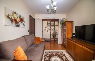 Casa de 289m² - 3 dormitórios, 1 suíte, 4 salas, churrasqueira, pátio e 4 vagas