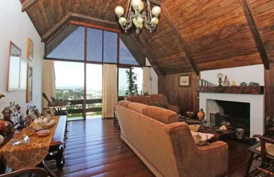 Casa 3 dor. sendo 1 suite, piscina, com vista panorâmica  no morro apamecor.