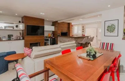 Excelente casa em condomínio de 249m² com 03 dormitórios e 4 vagas.