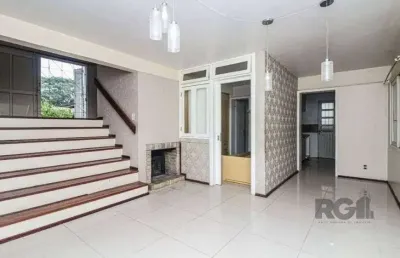 Excelente casa de 147m² com 3 dormitórios, 4 vagas e 1 piscina.