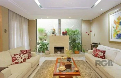 Excelente casa de 330m² com 3 dormitórios, piscina e 3 vagas.