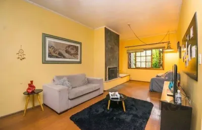 Excelente casa de 354m² com 5 dormitórios e 8 vagas.
