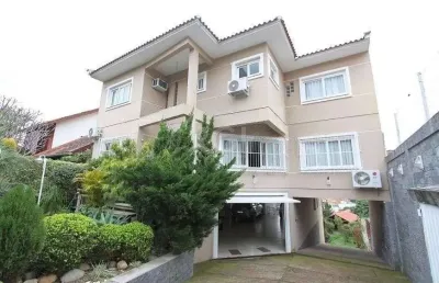 Excelente casa com 4 dormitórios, 6 vagas de garagem e vista panorâmica.