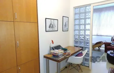 Sala comercial com 20m², andar alto, bem iluminada e ventilada.