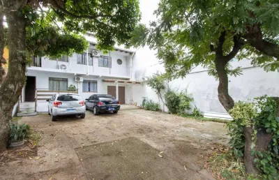 Casa ampla de 2 pavimentos com 4 dormitórios, 1 suite e 4 vagas no bairro santa