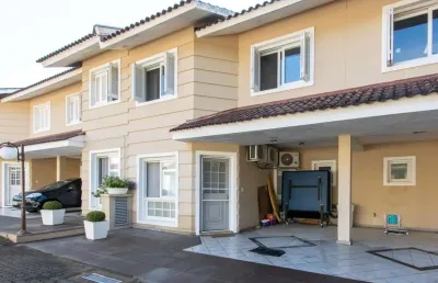 Casa em condomínio, com 3 quartos, com suíte, 2 vagas cobertas, churrasqueira, n