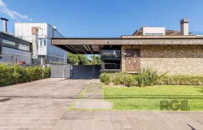 Casa em condomínio fechado beira de rio, de frente para o clube dos jangadeiros.