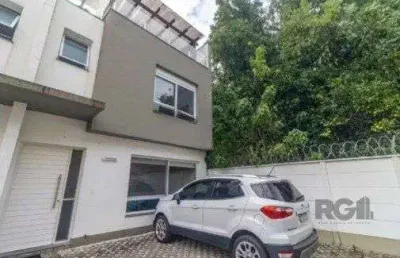 Casa impecável e mobiliada, com 3 niveis, possui 3 dormitórios sendo 1 suíte, 4