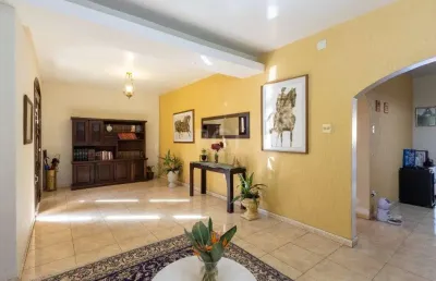 Sobrado com 345m² privativos, 3 suites, 2 vagas, churrasqueira. pátio com piscin