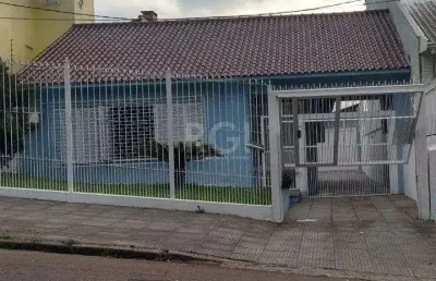 Casa para venda - 249.86m², 3 dormitórios, sendo 1 suites, 4 vagas - medianeira
