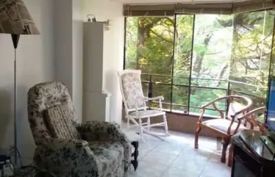 Apartamento de 2 dormitórios, 2 banheiros e 1 vaga de garagem no bairro petrópol