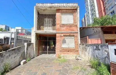 Casa/sobrado de alvenaria em pessimo estado,  com terreno de  5,70x44,00 (251m²)
