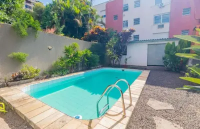 Casa com 255 metros privativos e pátio com piscina no bairro higienópolis