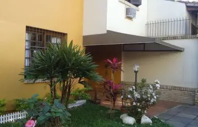Casa em condomínio, com 3 dormitórios, sendo 1 suíte, 1 vaga coberta, no bairro