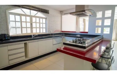 Casa com 2 suites+1 quarto, área de festas e piscina