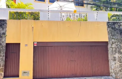 Casa com 2 pavimentos com 4 quartos para locação na graça