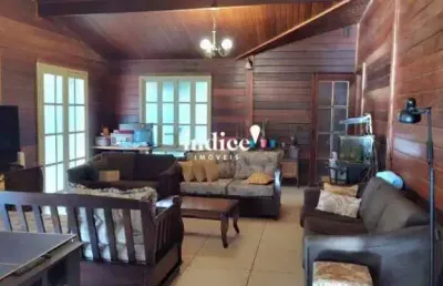 Condomínio chácara hípica, casa principal em madeira de lei com 4 dormitórios, sendo 2 suítes.
