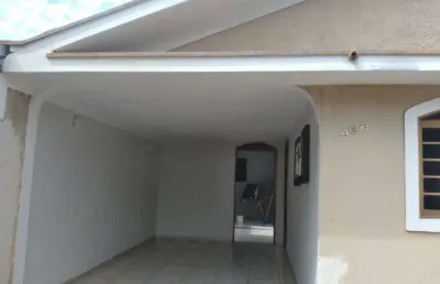 Excelente cas de 2 dormitorios com garagem para 2 carros e edicula