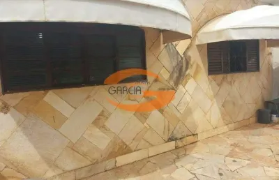 Vende-se casa excelente para investimento, contem casa na frente, amplo terreno com um sobrado no fundo contendo 3 pisos
