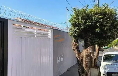 Excelente casa . mais uma sala comercial separada .