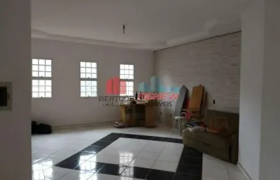 Casa para vender em valinhos,próximo a apae,com 03 quartos sendo 01 suíte,semi nova,com construção nos fundos também.
