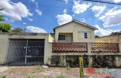Casa a venda em localização privilegiada - porteira fechada