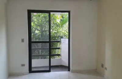 Apartamento primeiro andar com varanda e vaga livre