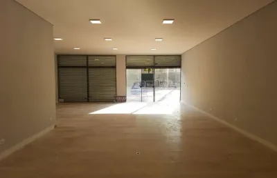 Loja em localização espetacular colada ao metro são judas