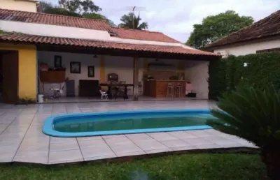 Casa com excelente terreno própria para construção de prédio