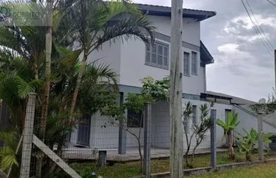Excelente imóvel, 6 dormitório, duas suítes em frente a praça em nova tramandaí