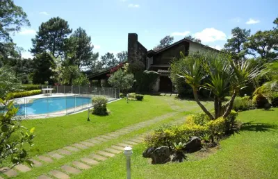 Casa 450m², 4 suítes, iúcas, terreno 5.000m² c/lazer, casa de caseiro.