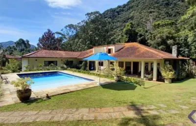 Linda propriedade num terreno arborizado, com 7.000m², bosque, 9qtºs (4stes) e lazer.