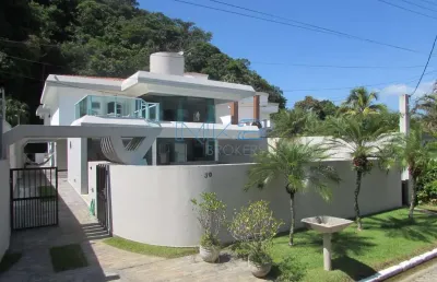 Belíssima residência em condomínio de alto padrão localizada no balneário da praia de pernambuco -