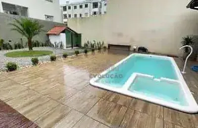 Casa 03 quartos, piscina, 2 vagas - fundos - biguaçú
