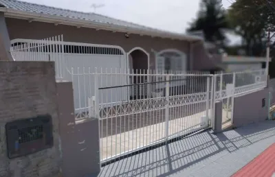 Casa ampla com 3 dorms, churrasqueira e piscina na melhor localização do bairro capoeiras