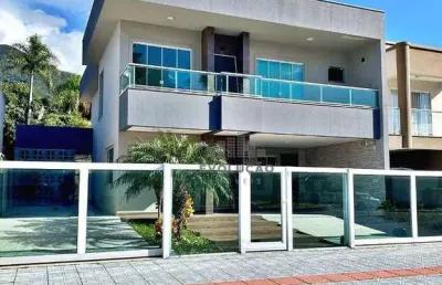 Ótima casa na praia de fora com 5 quartos, sendo 2 suítes, uma suíte master com hidromassagem e closet