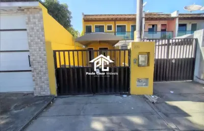 Linda casa composta de sala, cozinha, pequena área externa com churrasqueira, área de serviço e 3 quartos, sendo um na parte inferior e dois na parte