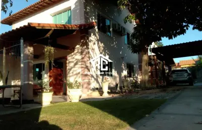 Casa à venda na vila capri, araruama-rj: 3 quartos, 2 suítes, 1 sala, 2 banheiros, 3 vagas de garagem, 350m² de área. aproveite!