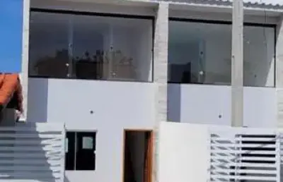 Excelente casa com 02 quartos, sendo 01 suíte, sala, cozinha, banheiro social, área de serviço, garagem, varanda, próxima do shopping do cinema, super