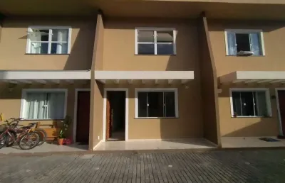 Excelente casa duplex nova, situada em condomínio com rua asfaltada, composta de 1º pavimento: sala, cozinha americana, banheiro social, área de servi