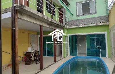 Excelente casa com 02 quartos sendo 01 suíte, ótima sala, cozinha, banheiro, área de serviço, varandas, garagem, piscina, área gourmet com churrasquei